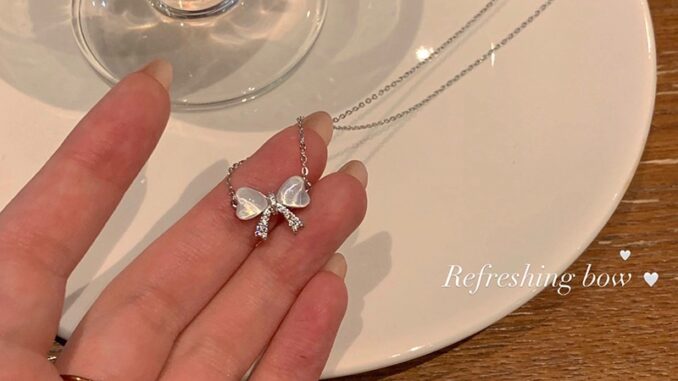 Ay(cn) สร้อยคอโชคเกอร์ จี้โบว์ ประดับเพทาย คริสตัล สีเงิน เรียบง่าย เครื่องประดับ สําหรับผู้หญิง Ay(cn) สร้อยคอโชคเกอร์ จี้โบว์ ประดับเพทาย คริสตัล สีเงิน เรียบง่าย เครื่องประดับ สําหรับผู้หญิง