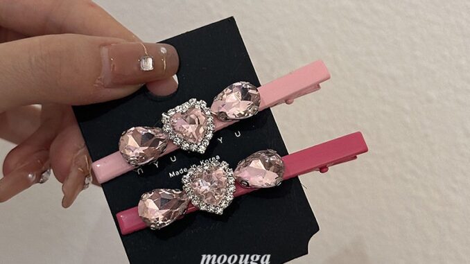 Moouga/sweetheart กิ๊บติดผม รูปหัวใจ ประดับพลอยเทียม สีชมพู เข้ากับทุกการแต่งกาย แฟชั่นฤดูร้อน สไตล์เกาหลี สําหรับผู้หญิง Moouga/sweetheart กิ๊บติดผม รูปหัวใจ ประดับพลอยเทียม สีชมพู เข้ากับทุกการแต่งกาย แฟชั่นฤดูร้อน สไตล์เกาหลี สําหรับผู้หญิง