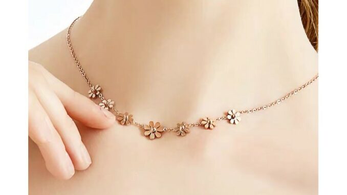 สร้อยคอโซ่สั้น เหล็กไทเทเนียม ชุบทอง 18K จี้ดอกเดซี่ สีโรสโกลด์ เข้ากับทุกการแต่งกาย แฟชั่นยอดนิยม สไตล์เกาหลี ญี่ปุ่น สําหรับผู้หญิง สร้อยคอโซ่สั้น เหล็กไทเทเนียม ชุบทอง 18K จี้ดอกเดซี่ สีโรสโกลด์ เข้ากับทุกการแต่งกาย แฟชั่นยอดนิยม สไตล์เกาหลี ญี่ปุ่น สําหรับผู้หญิง
