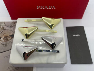 Prada Metal Hair Clip ตัวใหม่ล่าสุด งานโลหะ ปั๊มโลโก้  มาเป็นคู่ อะไหล่เงาสวย มองไกลๆก็รู้ ปราด้าแน่นอน