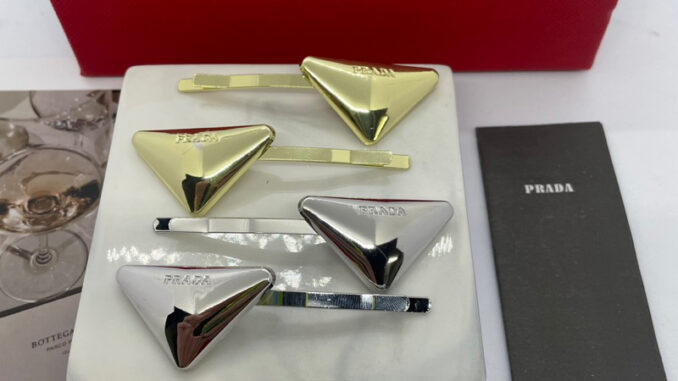 Prada Metal Hair Clip ตัวใหม่ล่าสุด งานโลหะ ปั๊มโลโก้  มาเป็นคู่ อะไหล่เงาสวย มองไกลๆก็รู้ ปราด้าแน่นอน