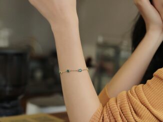 H&P Giftshop สร้อยข้อมือสแตนเลสจี้สี่เหลียมฝังพลอยเทียมสีเขียวมรกต เรียบหรูดูแพง ใส่อาบน้ำได้ ไม่ลอกไม่ดำ1731#