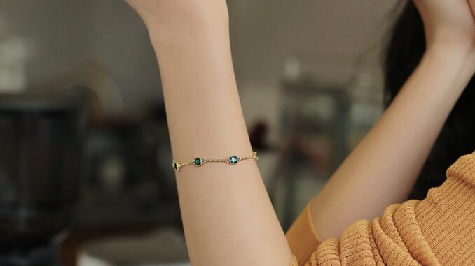 H&P Giftshop สร้อยข้อมือสแตนเลสจี้สี่เหลียมฝังพลอยเทียมสีเขียวมรกต เรียบหรูดูแพง ใส่อาบน้ำได้ ไม่ลอกไม่ดำ1731# H&P Giftshop สร้อยข้อมือสแตนเลสจี้สี่เหลียมฝังพลอยเทียมสีเขียวมรกต เรียบหรูดูแพง ใส่อาบน้ำได้ ไม่ลอกไม่ดำ1731#