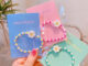 ร้านไทย พร้อมส่ง! สร้อยข้อมือแฟชั่น ลายดอกเดซี่ สร้อยข้อมือลูกปัด สร้อยลูกปัด กำไลลูกปัด กำไรข้อมือ กำไลดอกเดซี่