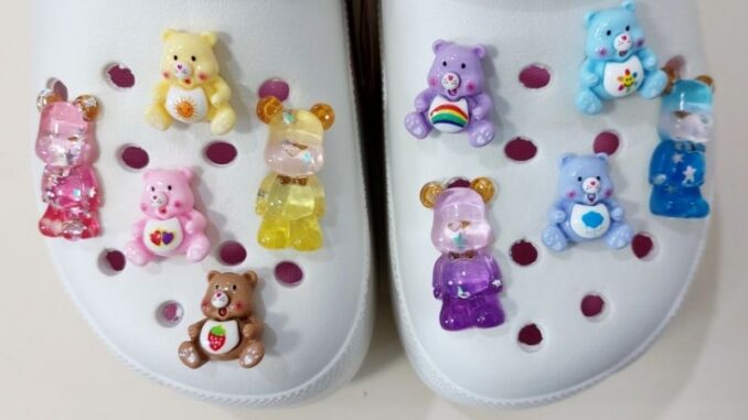 Jibbitz เรซิ่นหมี พร้อมหมุดดำ สำหรับตกแต่ง รองเท้าที่มีรู รองเท้า crocs Jibbitz เรซิ่นหมี พร้อมหมุดดำ สำหรับตกแต่ง รองเท้าที่มีรู รองเท้า crocs