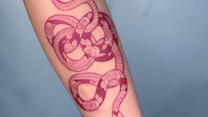 สติกเกอร์รอยสักชั่วคราว ลายงู สีแดง กันน้ํา ติดทนนาน จํานวน 1 แผ่น