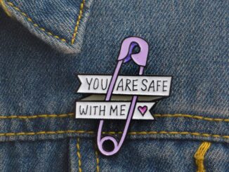 เข็มกลัดเคลือบ ลายข้อความ You Are Safe with Me สําหรับติดกระเป๋าเป้สะพายหลัง เครื่องประดับ เก็บสะสม