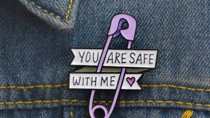 เข็มกลัดเคลือบ ลายข้อความ You Are Safe with Me สําหรับติดกระเป๋าเป้สะพายหลัง เครื่องประดับ เก็บสะสม