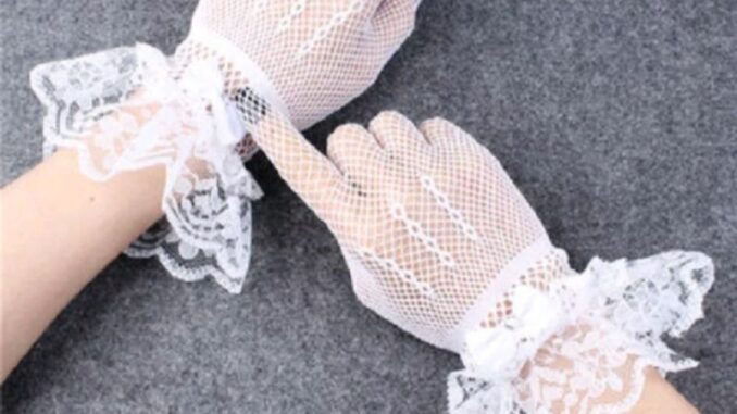 ถุงมือตาข่ายลูกไม้ระบาย พร้อมส่ง