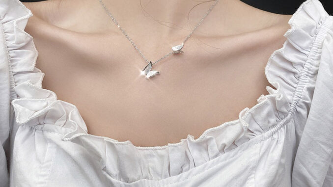 สร้อยคอโซ่เหล็กไทเทเนียม จี้รูปผีเสื้อ สไตล์คลาสสิก สําหรับผู้หญิง