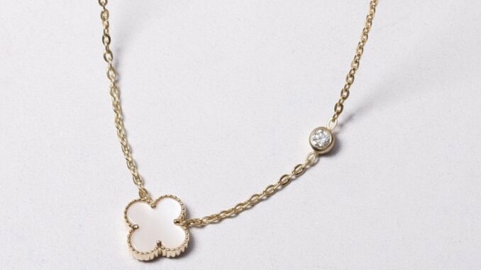 Grace Fine Jewelry สร้อยคอทองแท้9K เพชรแท้ รุ่น Lucky Clover with Mother of Pearl