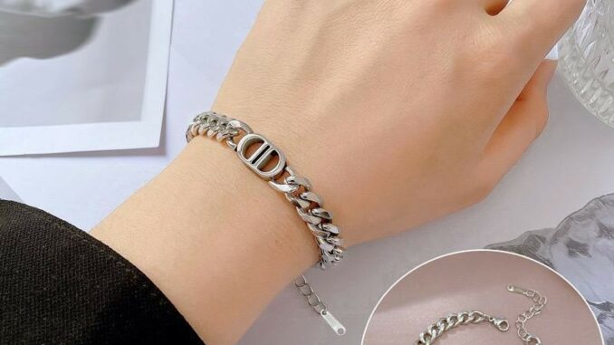สายรัดข้อมือ DD ทันสมัย ​​ทำจากเหล็กไทเทเนียมและจะไม่ซีดจาง ชุดสร้อยคอเข้าชุด. ซีรี่ส์สร้อยข้อมือชนิดเดียวกัน