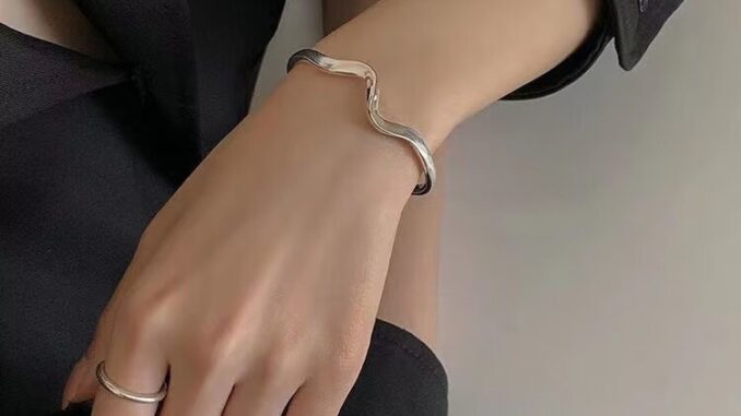 สร้อยข้อมือ จี้รูปโมบิส สีเงิน เหมาะกับของขวัญวันเกิด สไตล์เกาหลี สําหรับผู้หญิง และนักเรียน