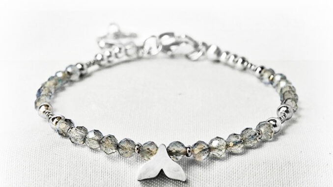 Labradorite กำไลหิน / สร้อยข้อมือ ลาบราดอไลต์ หินแท้ 100% + จี้หางปลา : นำโชค เสริมดวง ไม่แพ้ ไม่ดำ ลาบราโดไรต์