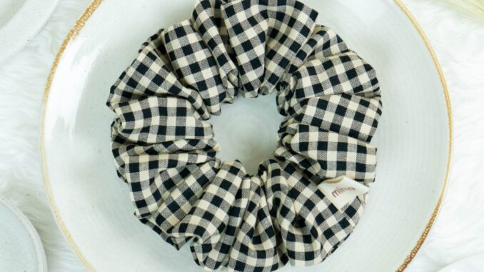 minti9 • ยางรัดผมโดนัท ลายตารางกลางสดใส สีดำ • Scrunchies minti9 • ยางรัดผมโดนัท ลายตารางกลางสดใส สีดำ • Scrunchies