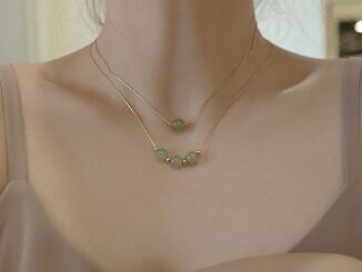 Lovito สร้อยคอ สีเขียว ประดับอัญมณี แบบเรียบ สง่างาม สําหรับผู้หญิง LFA13227