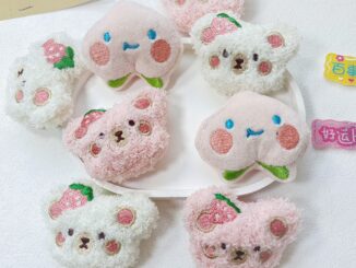 เข็มกลัดตุ๊กตาการ์ตูนหมีสตรอเบอร์รี่น่ารัก สีชมพู สําหรับตกแต่งกระเป๋า
