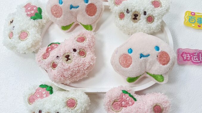 เข็มกลัดตุ๊กตาการ์ตูนหมีสตรอเบอร์รี่น่ารัก สีชมพู สําหรับตกแต่งกระเป๋า