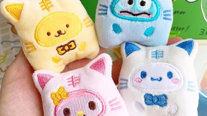 Pinkcool เข็มกลัด รูปตุ๊กตา ผ้ากํามะหยี่ขนนิ่ม เครื่องประดับ สําหรับตกแต่งกระเป๋า Diy ของขวัญคริสต์มาส ขายดี