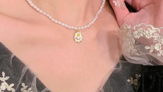 สร้อยคอโซ่ จี้ไข่มุก ดอกไม้ อ่อนโยน และหรูหรา สําหรับผู้หญิง