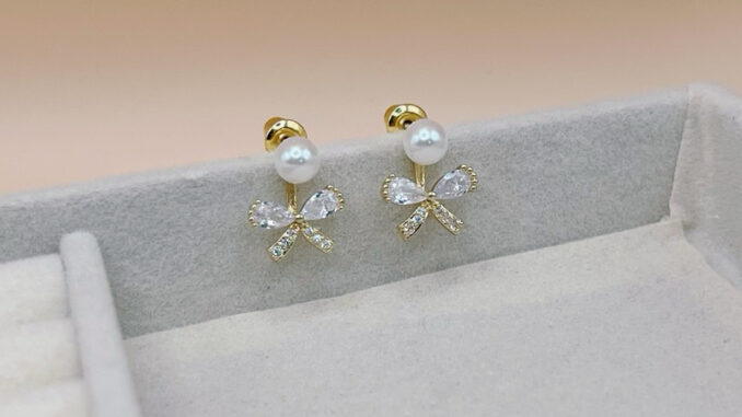 crystal bow earrings ต่างหูมุกจี้โบว์เพทาย crystal bow earrings ต่างหูมุกจี้โบว์เพทาย