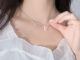 เครื่องประดับสร้อยคอสีเงินทรงสี่เหลี่ยม
