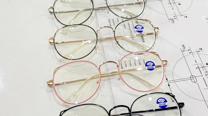 แว่นสายตาสั้น-0.5ถึง-4.0 เลนส์บลูบล็อคคุณภาพดี เลนส์มีตำหนิเล็กน้อยแต่ไม่มีผลต่อการใช้งานนะคะ(หูแมว) 7733