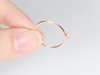 ZHOUYANG แหวนสำหรับผู้หญิงที่เรียบง่ายบางไทเทเนียมเหล็ก 4 Craws Cubic Zirconia สี Rose Gold ของขวัญวันเกิดเครื่องประดับแฟชั่น R825
