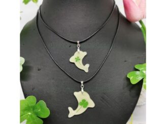 สร้อยหนังพร้อมจี้ใบโคลเวอร์โลมาเรืองแสงงานhandmade