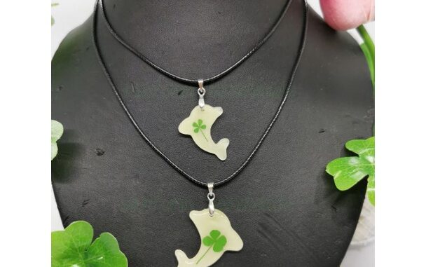 สร้อยหนังพร้อมจี้ใบโคลเวอร์โลมาเรืองแสงงานhandmade