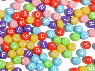 ลูกปัดอะคริลิค ลายตัวอักษร สําหรับทําเครื่องประดับ จํานวน 100 ชิ้น