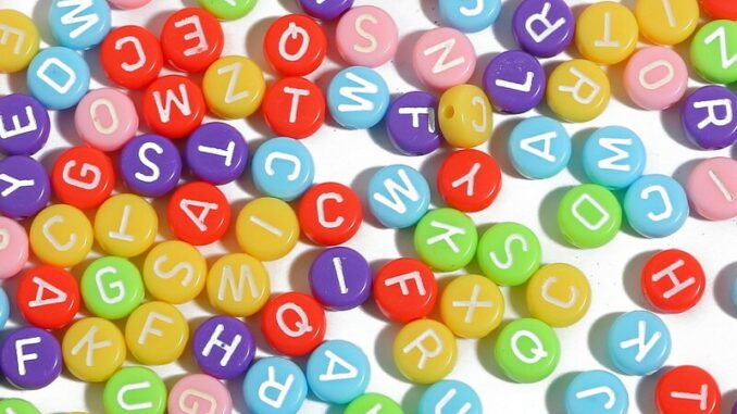 ลูกปัดอะคริลิค ลายตัวอักษร สําหรับทําเครื่องประดับ จํานวน 100 ชิ้น
