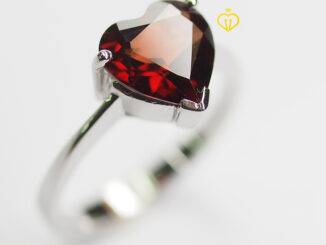 Jewchanแหวนพลอยโกเมนทรงหัวใจพลอยขนาด 8 มิล ไฟเต็มเม็ดสวยงาม