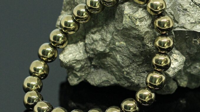 แร่ไพไรต์ ขนาด 8 มิล Pyrite แต่งสี กำไลหินมงคล หินดูดทรัพย์ หินเรียกเงิน หินสี หินมงคล กำไลหิน ไพไรต์ หินสีทอง by.ออมทอง