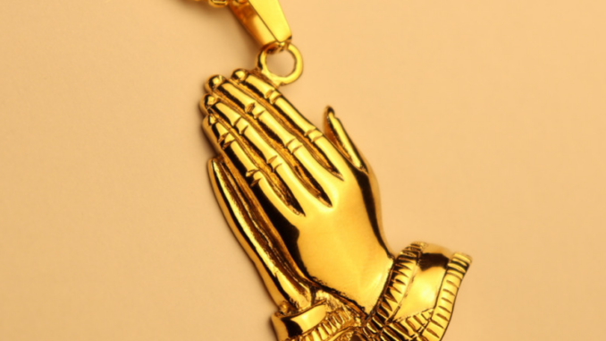 สร้อยคอแฟชั่นผู้ชายจี้ Hands Together Prayer สีทอง