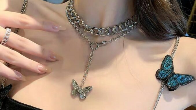 สร้อยคอผีเสื้อสองชั้นสีเงินสาวงาม