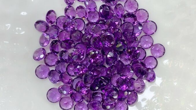 4.0mm. พลอยอเมทิสกลมเจียรเหลี่ยม ราคากะรัตละ 70 บาท