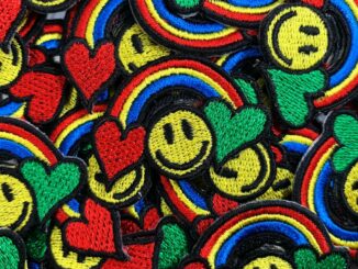 [ ตัวรีดติดเสื้อ ลาย หน้ายิ้ม สีรุ้ง การ์ตูน size s ] Rainbow Smiley Face Patch งานปัก WOP DIY ตัวรีด อาร์มติดเสื้อ หมวก