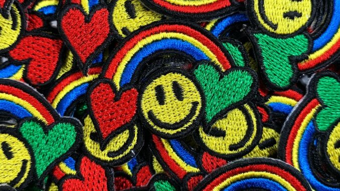 [ ตัวรีดติดเสื้อ ลาย หน้ายิ้ม สีรุ้ง การ์ตูน size s ] Rainbow Smiley Face Patch งานปัก WOP DIY ตัวรีด อาร์มติดเสื้อ หมวก