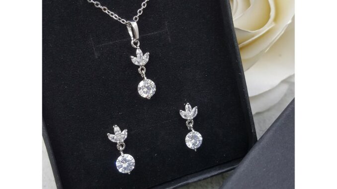 ชุดเซ็ตเครื่องประดับ ดอกไม้ Flower คริสตัลแท้ สร้อย สร้อยคอ ต่างหู เครื่องประดับ Valuejewelry SET007 NK087 ER0655 ชุดเซ็ตเครื่องประดับ ดอกไม้ Flower คริสตัลแท้ สร้อย สร้อยคอ ต่างหู เครื่องประดับ Valuejewelry SET007 NK087 ER0655