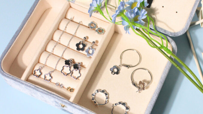 (กรอกโค้ด YAQ6E ลด 60.-) earika.earrings - silvery daisy collection รวมเครื่องประดับเงินแท้ลายเดซี่ผิวแพ้ง่ายใส่ได้ (กรอกโค้ด YAQ6E ลด 60.-) earika.earrings - silvery daisy collection รวมเครื่องประดับเงินแท้ลายเดซี่ผิวแพ้ง่ายใส่ได้
