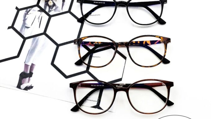Optical Plus แว่นสายตาสั้น Glasses เลนส์ Auto ออกแดดเปลี่ยนสี เลนส์เปลี่ยนเป็นกันแดด แถมผ้าเช็ดแว่นและถุงผ้า 9H805