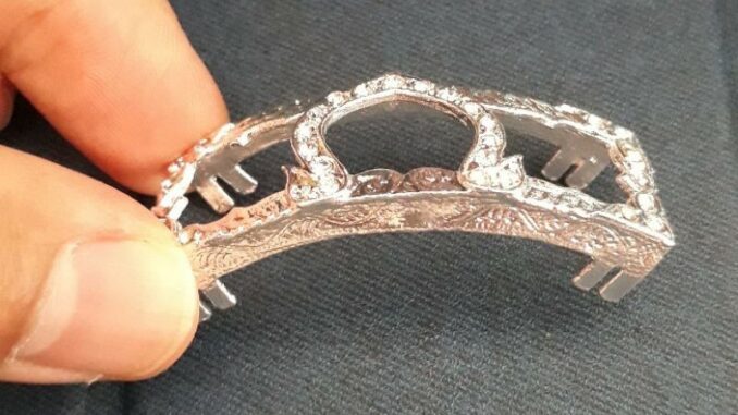 กรอบเลสเงินฝั่งเพชร 4 บาท ใส่ได้ทั้งเลสหลวงพ่อรวย + หลวงพ่อพัฒน์