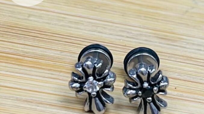จิวหูกางเขน สไตล์โครมอาร์ท Cross Chrome Hearts จิวเกาหลี วินเทจ จิวหูกางเขน สไตล์โครมอาร์ท Cross Chrome Hearts จิวเกาหลี วินเทจ