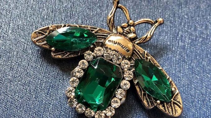 เข็มกลัดคริสตัลรูปผึ้งแมลงเข็มกลัดโลหะสําหรับติดผ้าพันคอเข็มกลัด Rhinestone