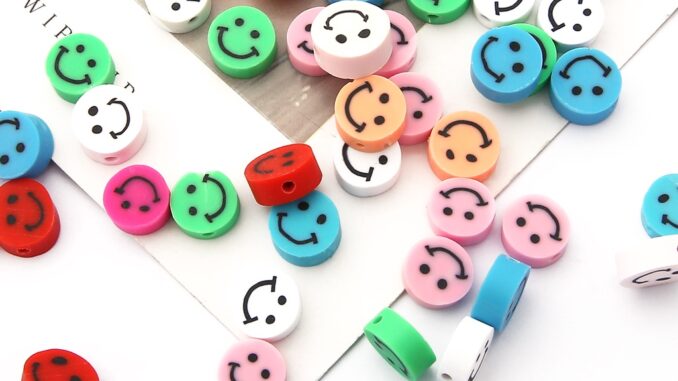 ลูกปัดดินโพลิเมอร์รูปใบหน้ายิ้มสําหรับทําเครื่องประดับ 30 ชิ้น 10 มม. ลูกปัดดินโพลิเมอร์รูปใบหน้ายิ้มสําหรับทําเครื่องประดับ 30 ชิ้น 10 มม.