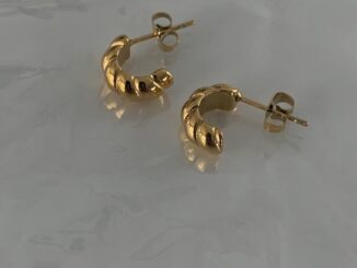 chic appeal - mini croissant earring ต่างหูครัวซองท์จิ๋วสไตล์มินิมอล