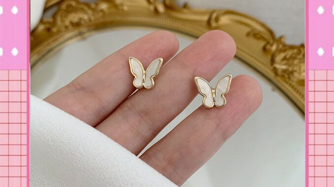 Boutiqueclothing168 ต่างหูเงิน 925 ประดับจี้รูปผีเสื้อ ขนาดเล็ก สำหรับผู้หญิง