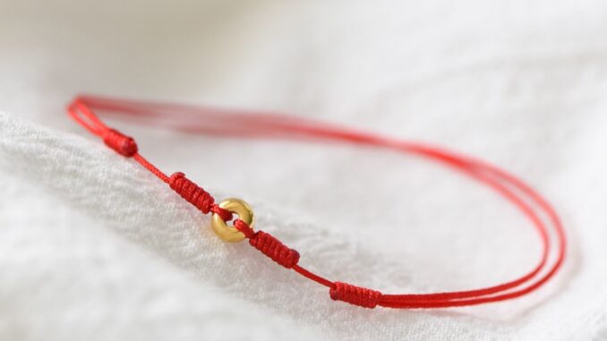 สร้อยข้อมือมงคลสีแดง ทอมือ เชือกแดงขนถ่าย
