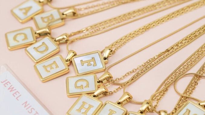 pearly alphabet necklace [gold] สร้อยคอตัวอักษรจี้เหลี่ยม
